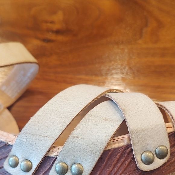 Elegant Cream Wedge Sandals - Picture 5 of 7